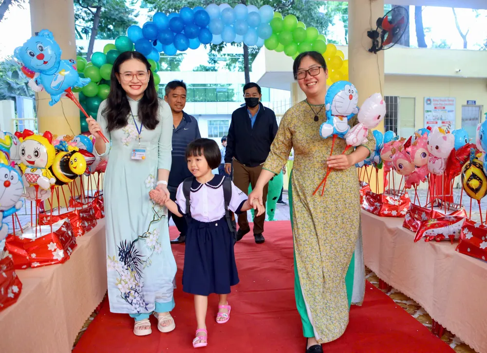 Các thầy cô giáo Trường tiểu học Trần Quốc Thảo, quận 3, TP.HCM chào đón các em học sinh đến với ngày hội "Em vào lớp 1". Ảnh: NGUYỆT NHI Trường học TP.HCM rộn ràng ngày hội “Em vào lớp 1”