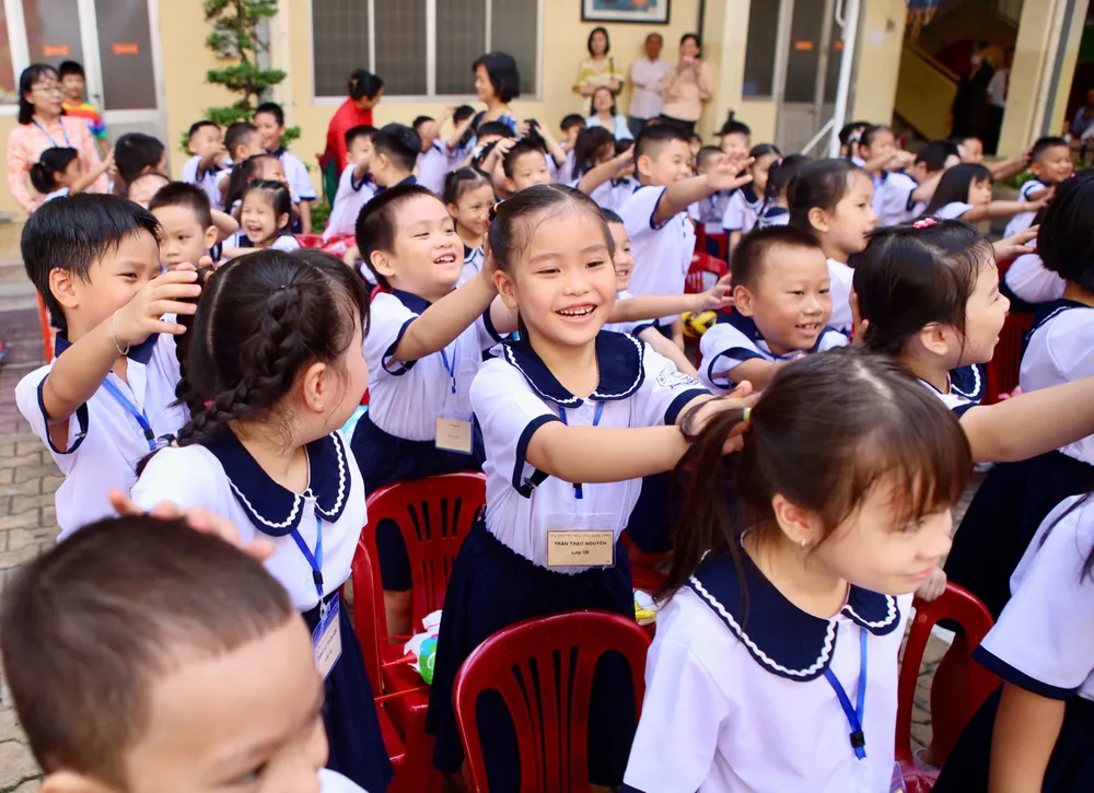 Các em học sinh lớp 1 kết nối với nhau trong ngày ngày hội "Em vào lớp 1". Ảnh: NGUYỆT NHI Trường học TP.HCM rộn ràng ngày hội “Em vào lớp 1”