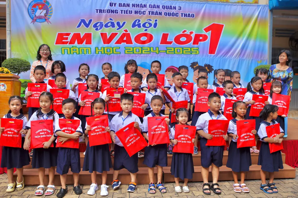Nhà trường chuẩn bị quà tặng các em học sinh để động viên tinh thần học tập trong ngày hội "Em vào lớp 1". Ảnh: NGUYỆT NHI Ngay-hoi-em-vao-lop-1 (8).jpg