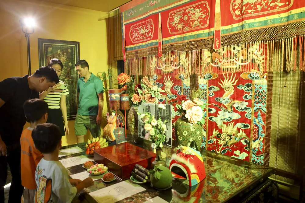 Người dân TP.HCM chiêm ngưỡng lồng đèn trung thu xưa