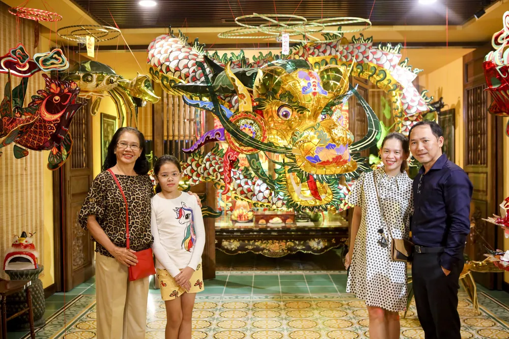 Người dân TP.HCM chiêm ngưỡng lồng đèn trung thu xưa
