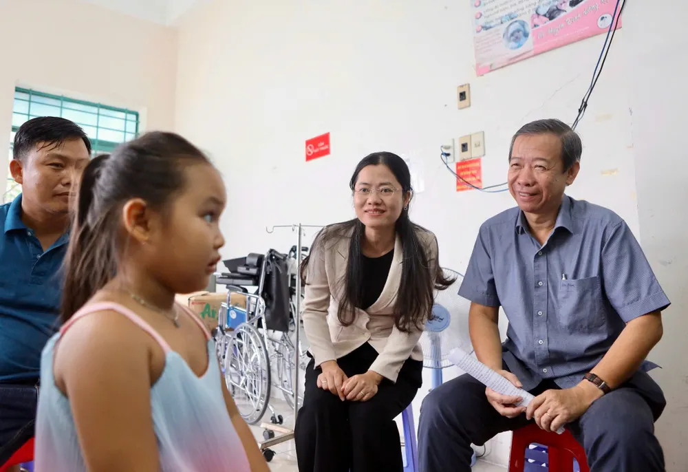 Ông Nguyễn Văn Vĩnh Châu, Phó Giám đốc Sở Y tế TP.HCM trò chuyện cùng phụ huynh và các em nhỏ trong ngày đầu tiêm vaccine sởi tại trạm y tế phường An Lạc. Ảnh: NGUYỆT NHI Ngày đầu tiên TP.HCM triển khai chiến dịch tiêm vaccine Sởi