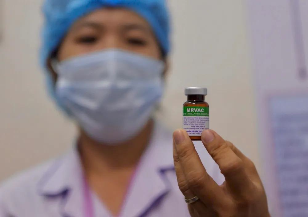 Vaccine được sử dụng để tiêm là MRVAC (sởi - rubella), mỗi lọ tiêm được cho 10 bé. Ảnh: NGUYỆT NHI tiem-vaccine-soi (5).jpg
