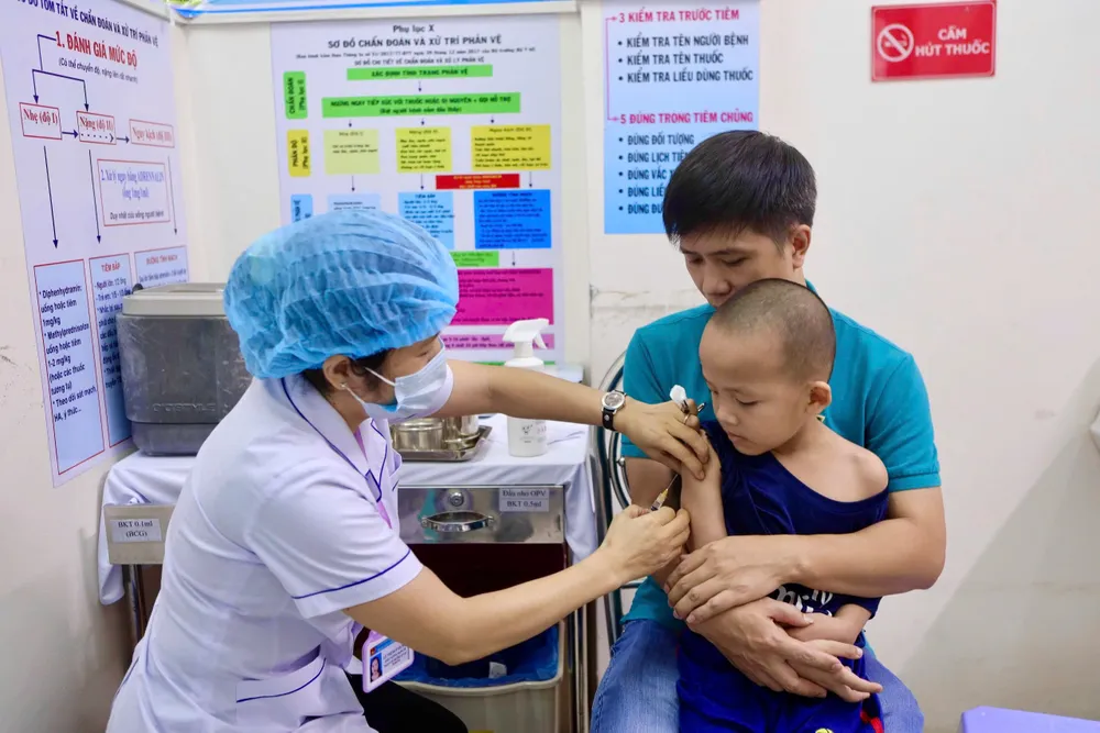 Trẻ được tiêm vaccine sởi sáng 31-8 tại Trạm Y tế phường An Lạc. Ảnh: NGUYỆT NHI tiem-vaccine-soi (6).jpg