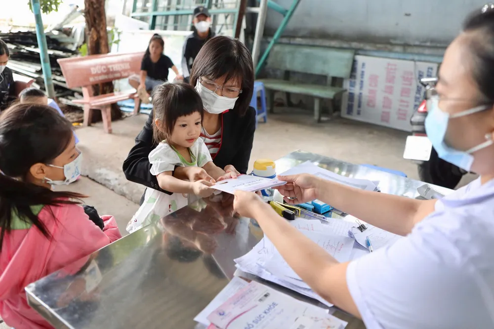 Chị Hồ Võ Kim Giàu nghe tư vấn về quy trình tiêm vaccine Sởi. Ảnh: NGUYỆT NHI tiem-vaccine-soi (7).jpg