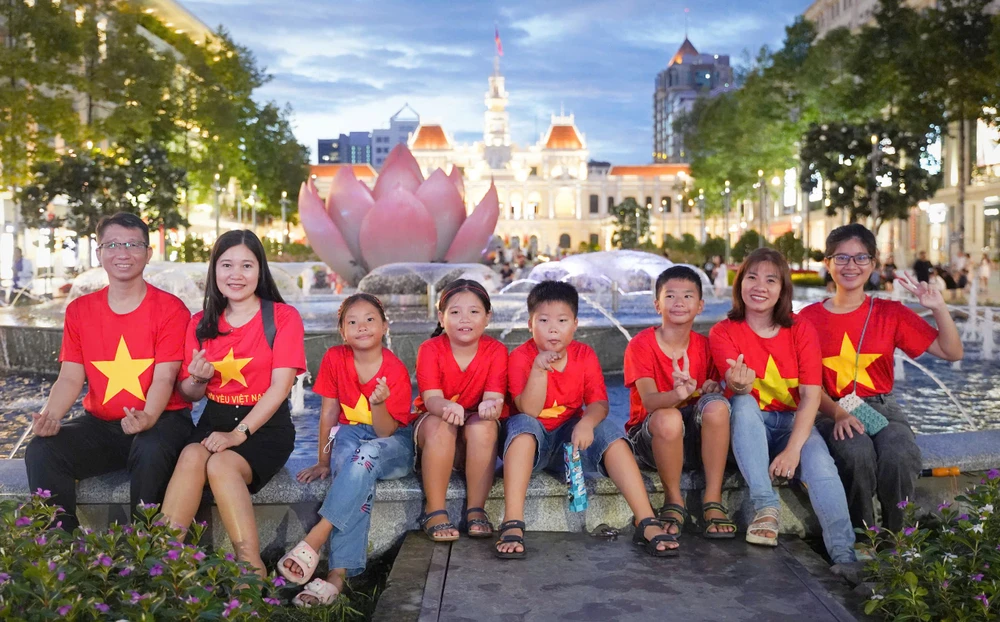 Người dân TP.HCM đổ về phố đi bộ Nguyễn Huệ chờ ngắm pháo hoa lễ 2-9