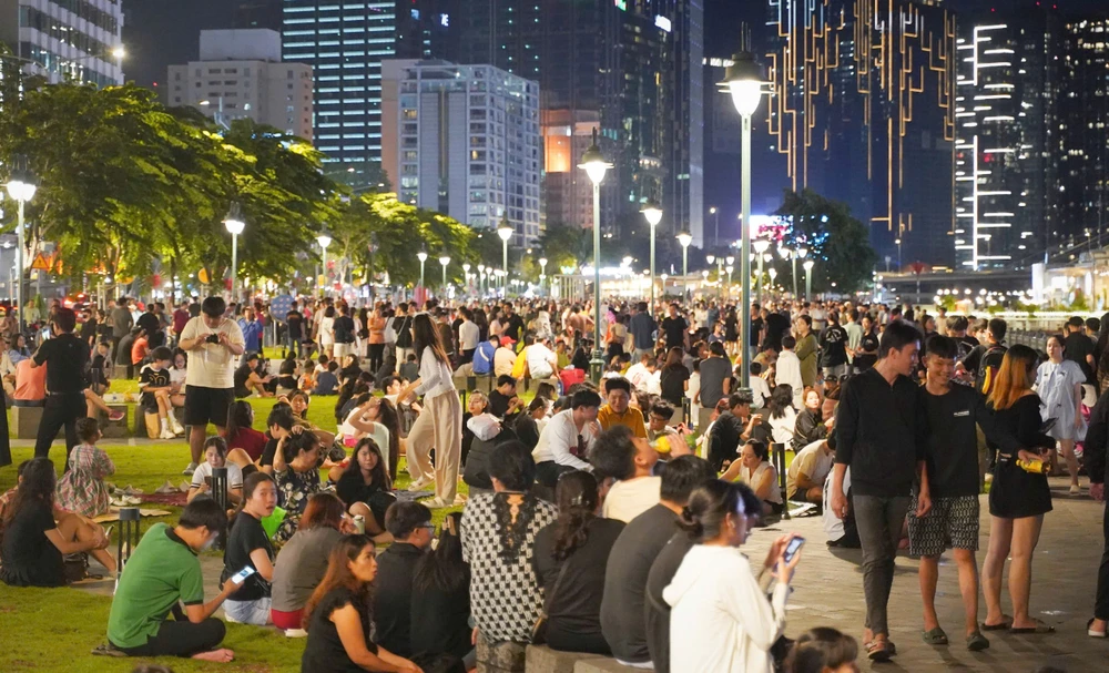 Người dân TP.HCM đổ về phố đi bộ Nguyễn Huệ chờ ngắm pháo hoa lễ 2-9