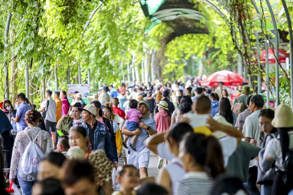 Thảo Cầm Viên Sài Gòn đông nghịt người, hơn 22.000 lượt khách vui chơi 2-9