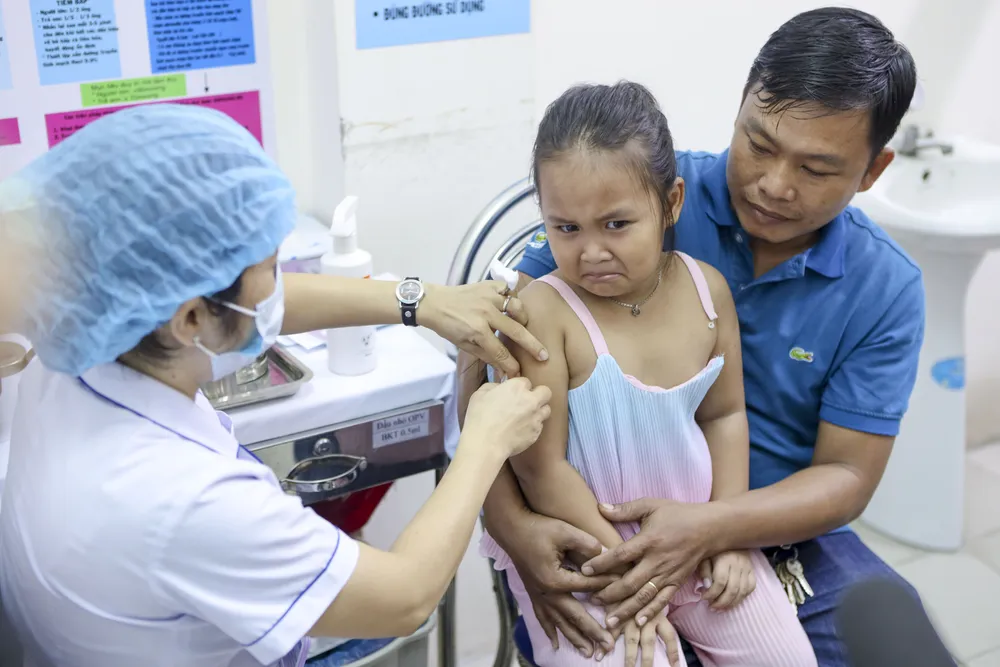 Người dân đưa con em đi tiêm vaccine sởi tại trạm y tế phường An Lạc, quận Bình Tân ngày 31-8. Ảnh: NGUYỆT NHI vaccine Sởi-rubella (2).jpg