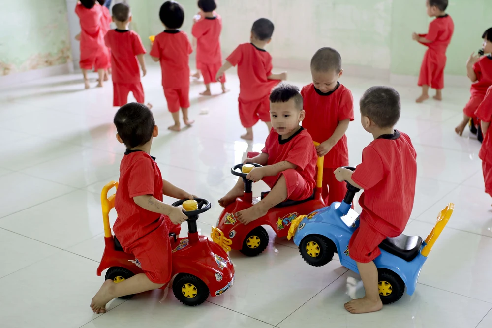 Trung tâm bố trí 32 bé vào 2 khoa gồm 26 bé vào khoa nhi đồng, 6 bé vào khoa thanh thiếu niên. Trong ảnh, các bé nhi đồng đang chơi đùa tại nơi ở mới. Ảnh: NGUYỆT NHI Ngôi nhà mới của những em bé mái ấm Hoa Hồng