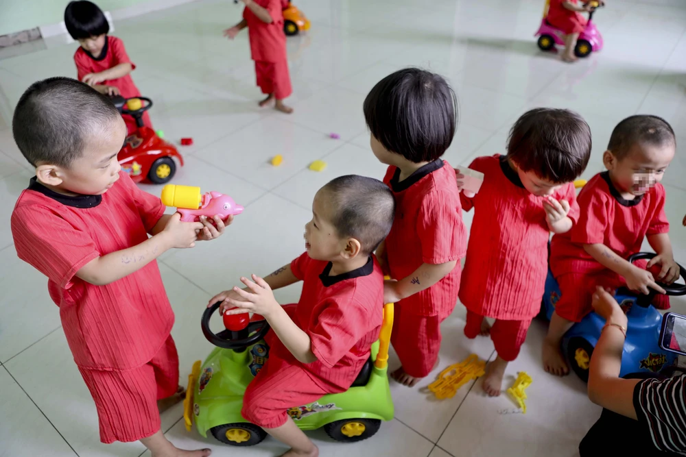 Một số trẻ hợp tác, thích nghi nhanh với chỗ ở mới. Ảnh: NGUYỆT NHI Ngôi nhà mới của những em bé mái ấm Hoa Hồng