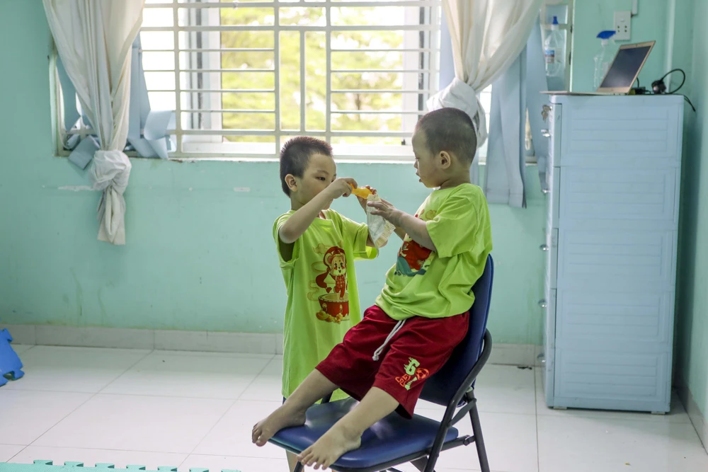 Các bé lớn hơn được chăm sóc tại phòng riêng. Ảnh: NGUYỆT NHI Ngôi nhà mới của những em bé mái ấm Hoa Hồng