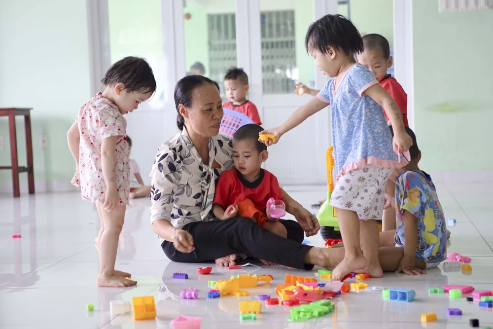 Bà Trần Thị Hiên (nhân viên văn phòng) được điều động tăng cường để chăm sóc các em bé từ mái ấm Hoa Hồng. Ảnh: NGUYỆT NHI Ngôi nhà mới của những em bé mái ấm Hoa Hồng