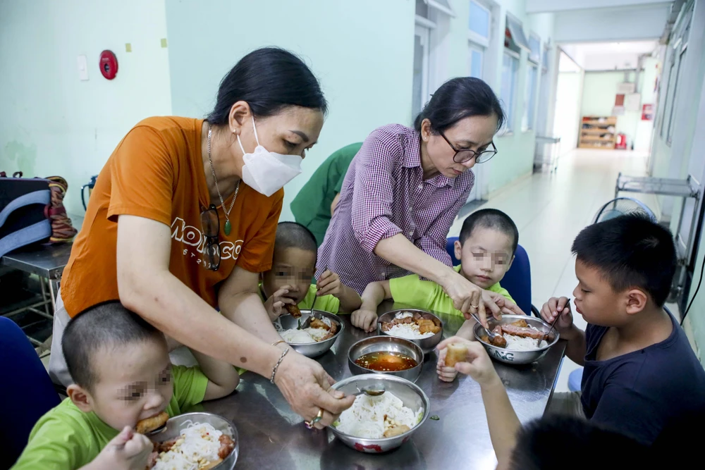 Trẻ được cho ăn trưa. Ảnh: NGUYỆT NHI Ngôi nhà mới của những em bé mái ấm Hoa Hồng