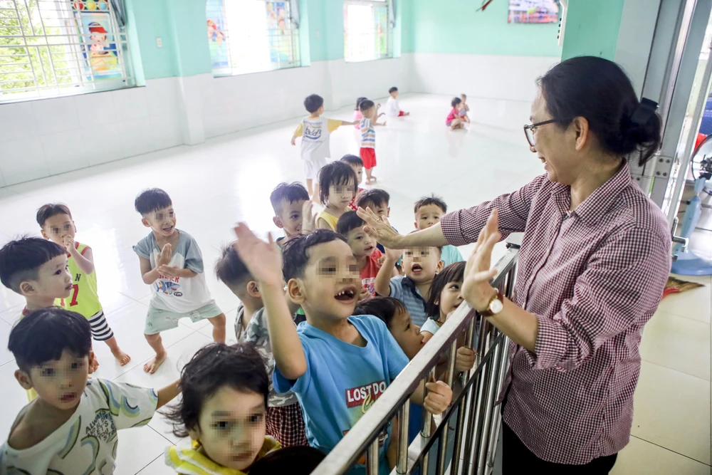 Những em nhỏ tại đây được các nhân viên, bảo mẫu chăm sóc, dạy dỗ với tình yêu thương. Trung tâm đang nuôi dưỡng 223 em nhỏ, đang có dịch sởi nên 32 em từ mái ấm Hoa Hồng sẽ được cách ly riêng. Ảnh: NGUYỆT NHI Ngôi nhà mới của những em bé mái ấm Hoa Hồng