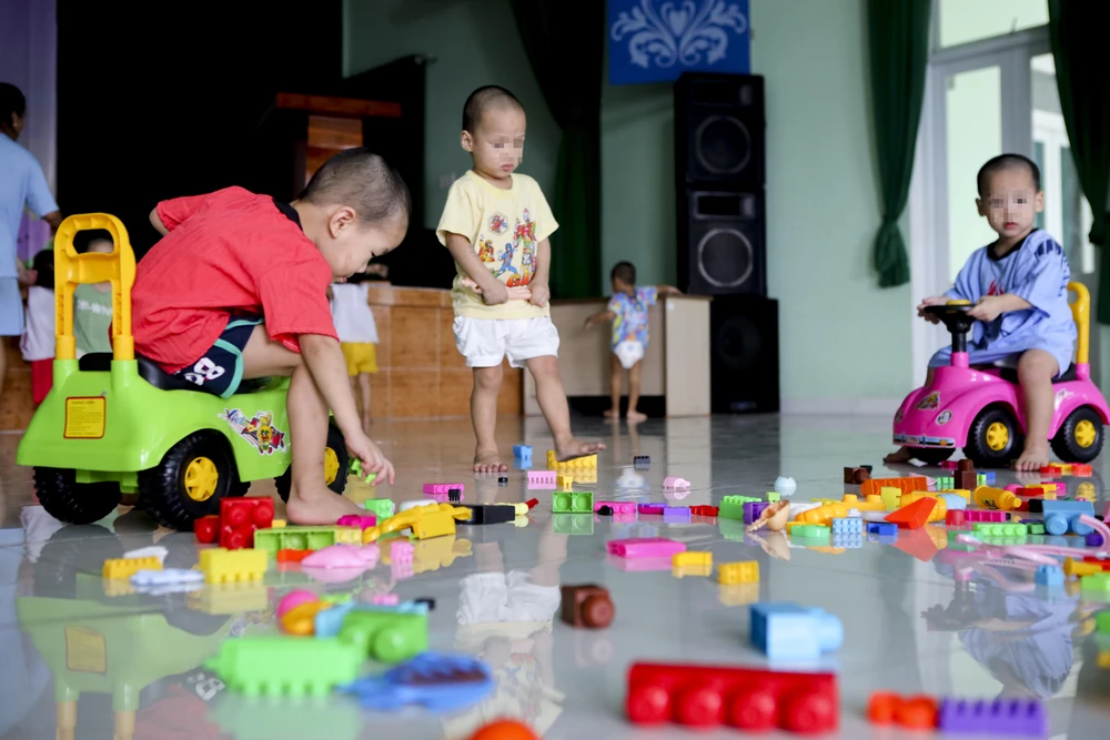 Các em nhỏ vui chơi trong ngôi nhà mới. Ảnh: NGUYỆT NHI Ngôi nhà mới của những em bé mái ấm Hoa Hồng