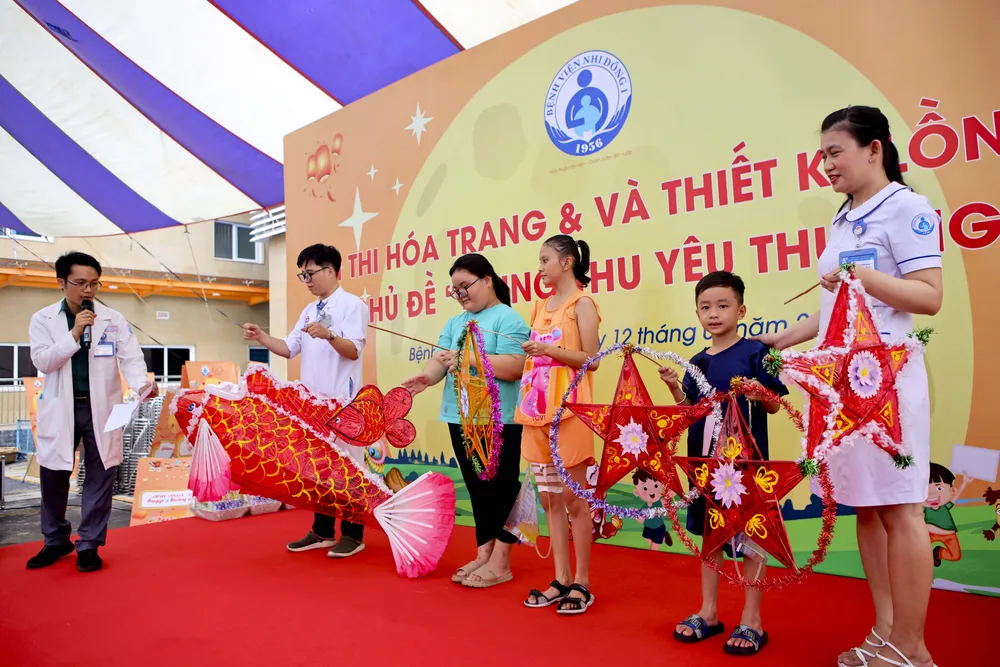 Bệnh nhi Bệnh viện Nhi đồng 1 cùng y bác sĩ thiết kế lồng đèn trung thu