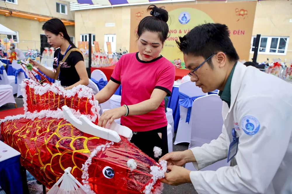 Bệnh nhi Bệnh viện Nhi đồng 1 cùng y bác sĩ thiết kế lồng đèn trung thu