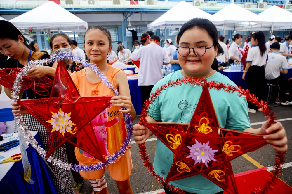 Bệnh nhi Bệnh viện Nhi đồng 1 cùng y bác sĩ thiết kế lồng đèn trung thu