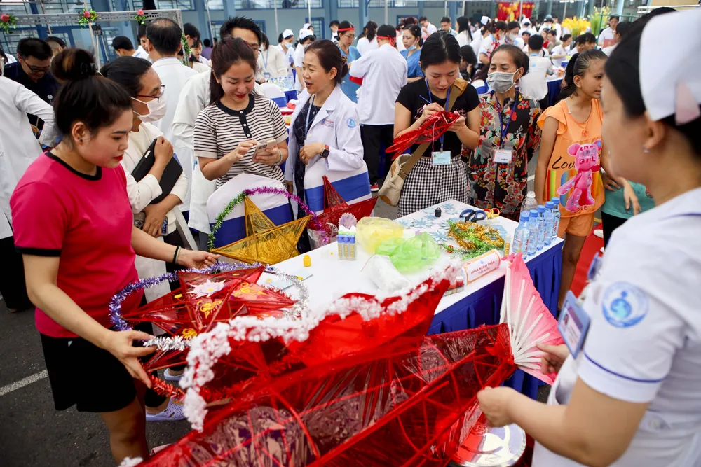 Bệnh nhi Bệnh viện Nhi đồng 1 cùng y bác sĩ thiết kế lồng đèn trung thu