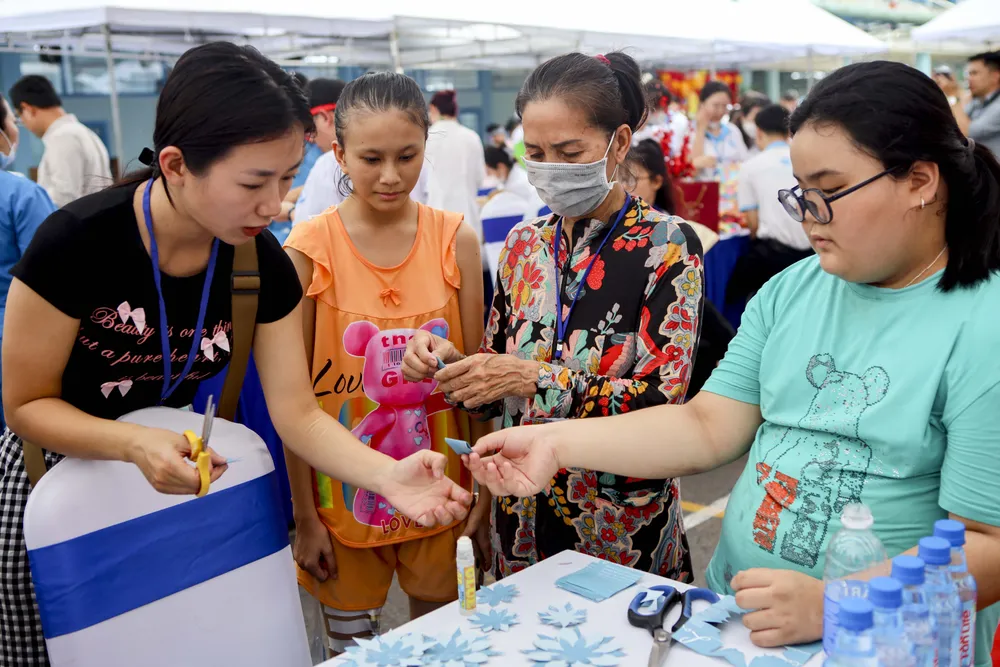 Bệnh nhi Bệnh viện Nhi đồng 1 cùng y bác sĩ thiết kế lồng đèn trung thu