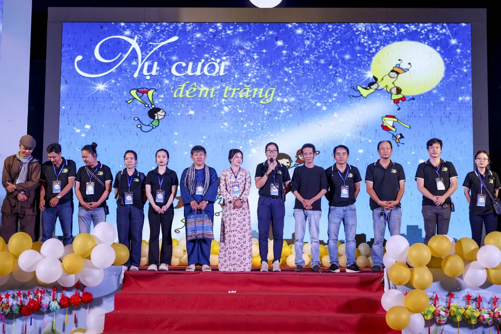 Khoảnh khắc các em nhỏ tại những mái ấm vui đón Tết trung thu