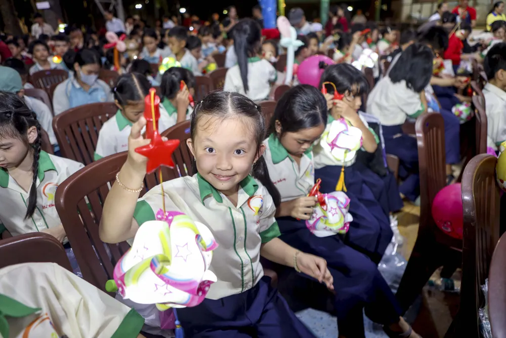 Khoảnh khắc các em nhỏ tại những mái ấm vui đón Tết trung thu