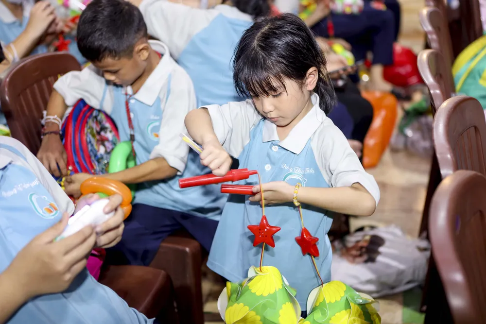 Khoảnh khắc các em nhỏ tại những mái ấm vui đón Tết trung thu