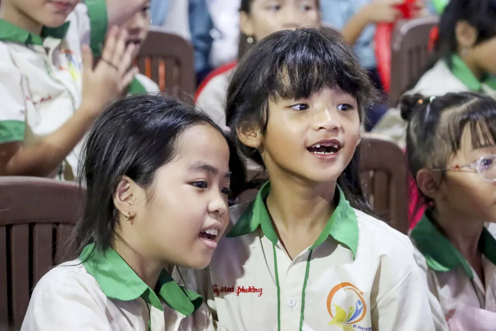 Khoảnh khắc các em nhỏ tại những mái ấm vui đón Tết trung thu