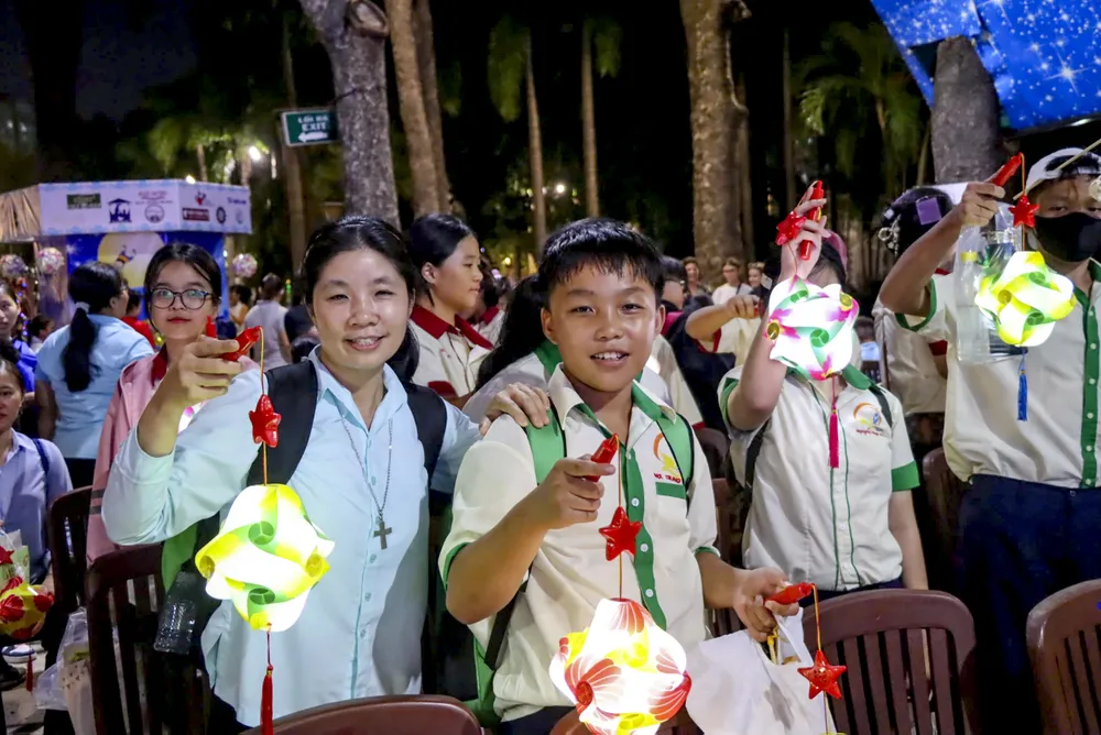 Khoảnh khắc các em nhỏ tại những mái ấm vui đón Tết trung thu