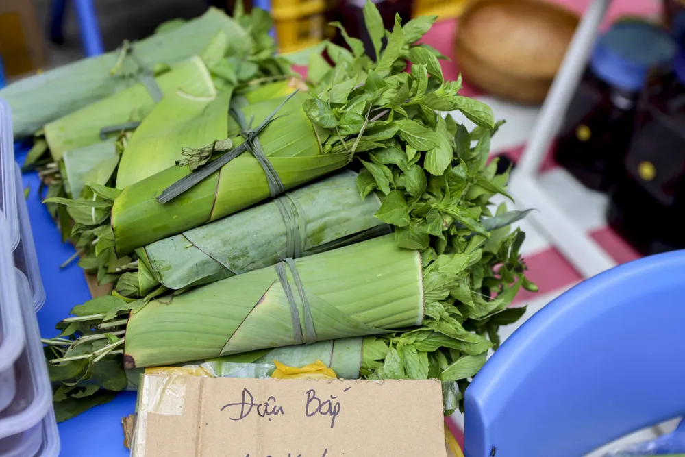 Người Sài Gòn lỉnh kỉnh túi đi 'phiên chợ mùa thu'