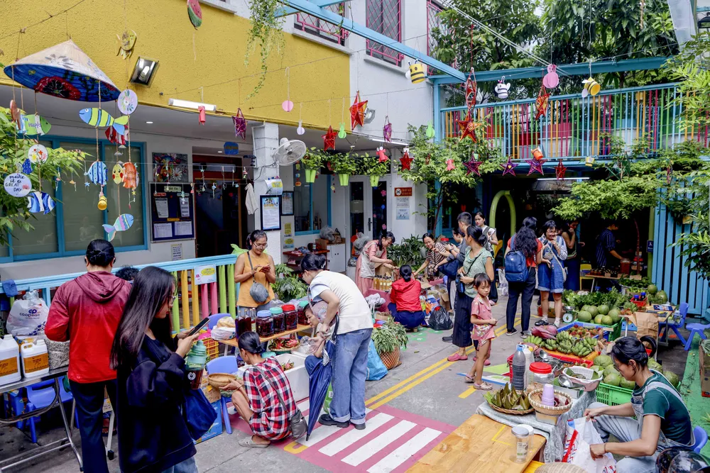 Người Sài Gòn lỉnh kỉnh túi đi 'phiên chợ mùa thu'