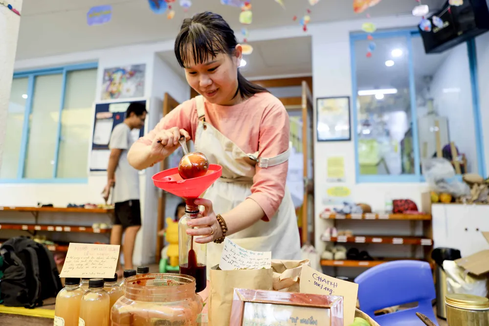 Người Sài Gòn lỉnh kỉnh túi đi 'phiên chợ mùa thu'