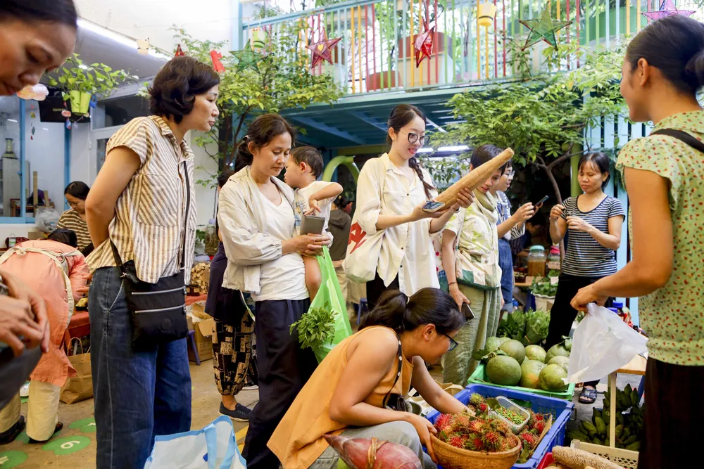 Người Sài Gòn lỉnh kỉnh túi đi 'phiên chợ mùa thu'