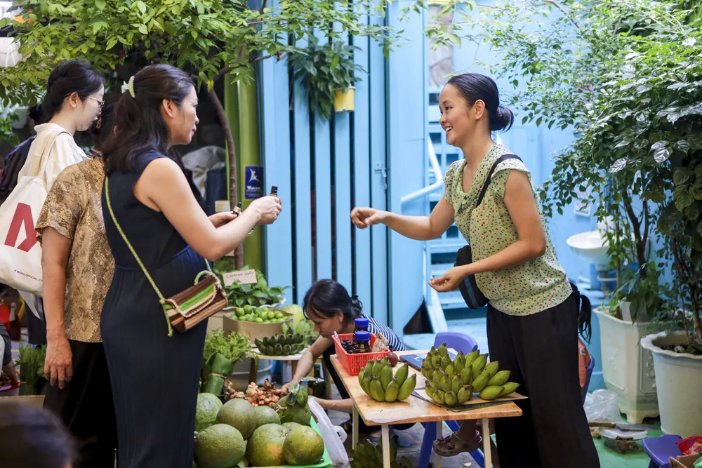 Người Sài Gòn lỉnh kỉnh túi đi 'phiên chợ mùa thu'