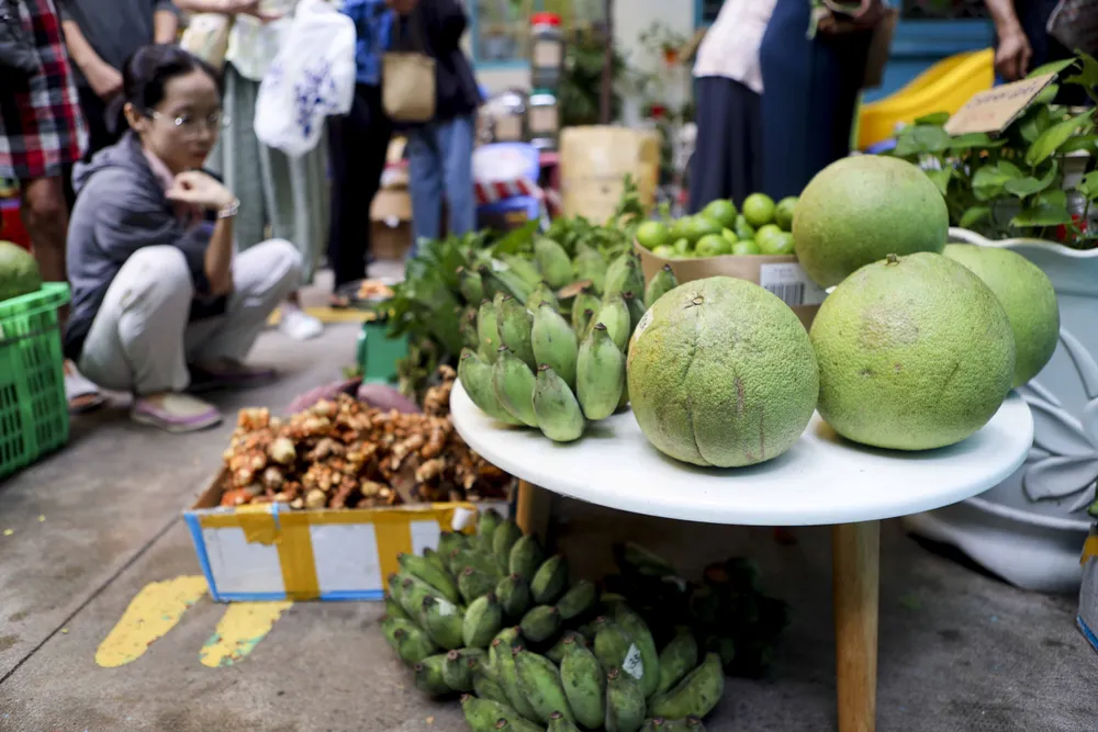 Người Sài Gòn lỉnh kỉnh túi đi 'phiên chợ mùa thu'