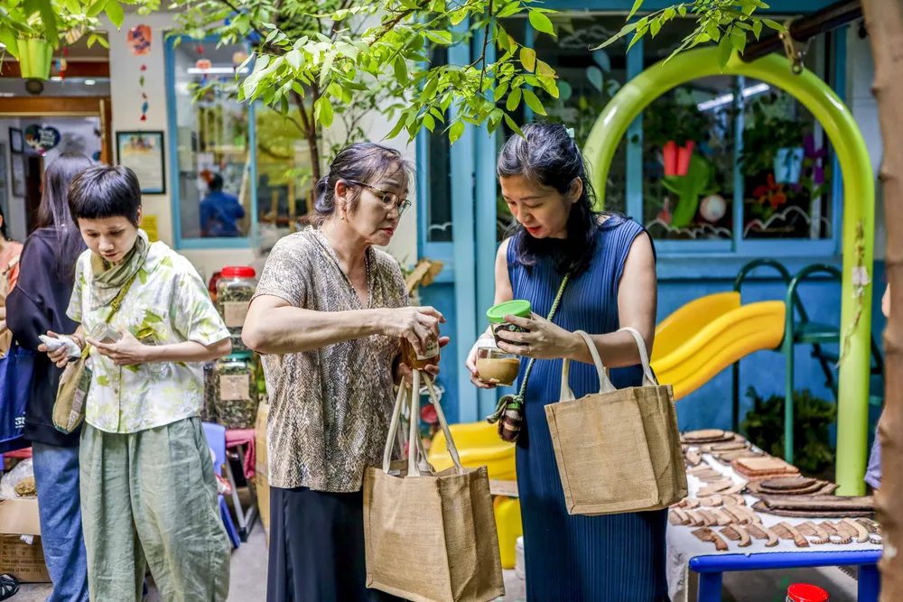 Người Sài Gòn lỉnh kỉnh túi đi 'phiên chợ mùa thu'