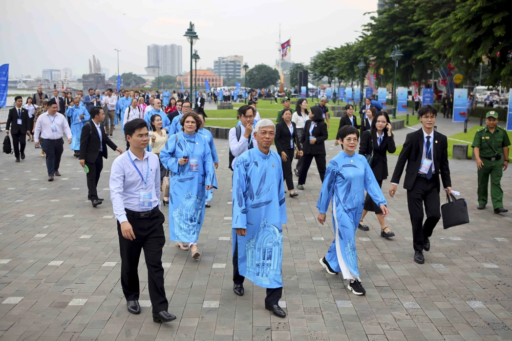 Đại biểu quốc tế mặc dài thưởng thức cà phê trứng