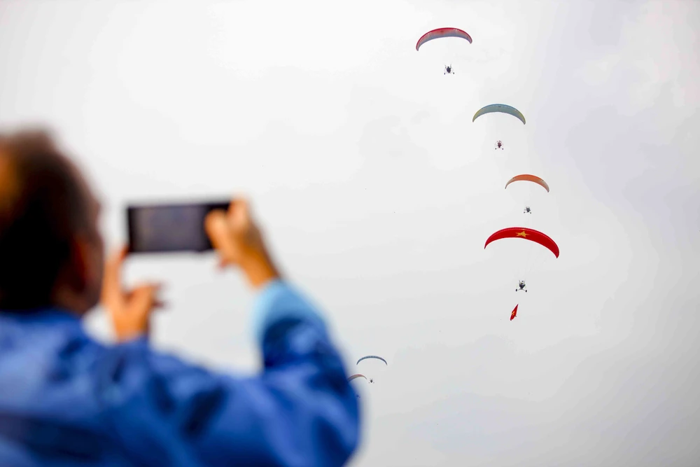 Đại biểu quốc tế mặc dài thưởng thức cà phê trứng