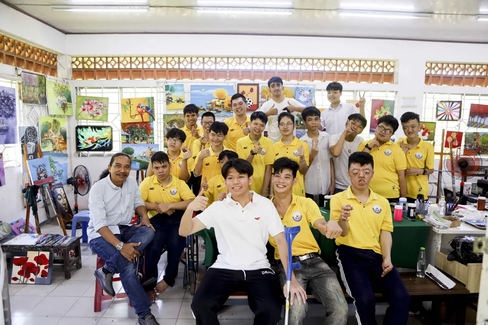 Người thầy giúp học trò đặc biệt vẽ ước mơ