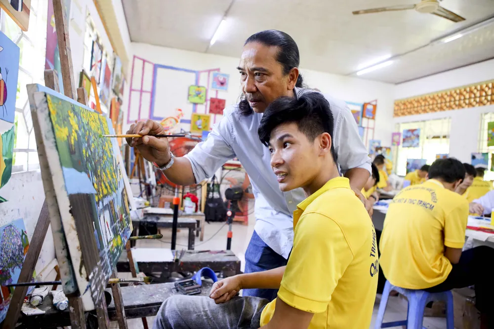 Người thầy giúp học trò đặc biệt vẽ ước mơ