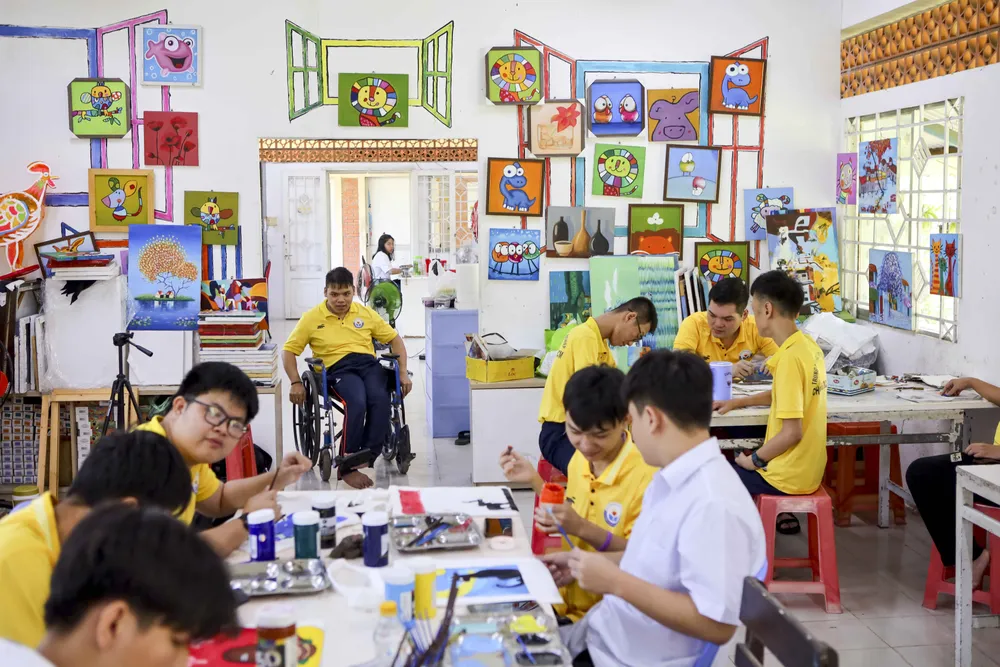 Người thầy giúp học trò đặc biệt vẽ ước mơ