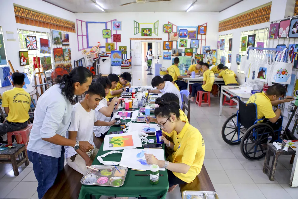 Người thầy giúp học trò đặc biệt vẽ ước mơ