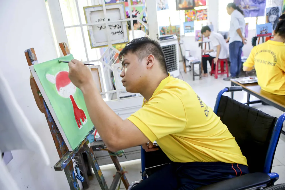 Người thầy giúp học trò đặc biệt vẽ ước mơ