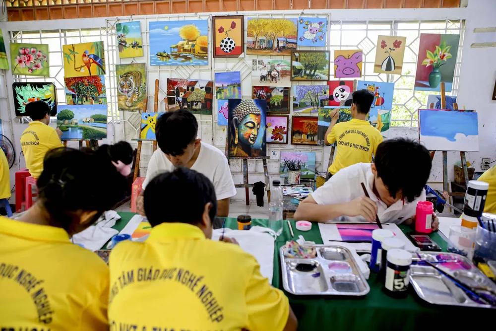 Người thầy giúp học trò đặc biệt vẽ ước mơ