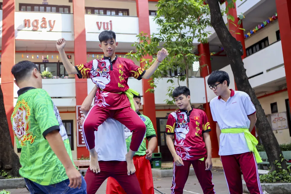 Học sinh học múa lân: Nghệ thuật truyền thống hòa vào nhịp sống học đường