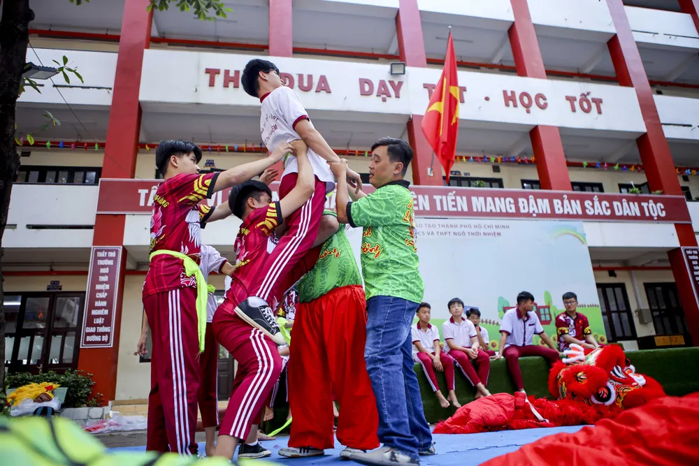 Học sinh học múa lân: Nghệ thuật truyền thống hòa vào nhịp sống học đường