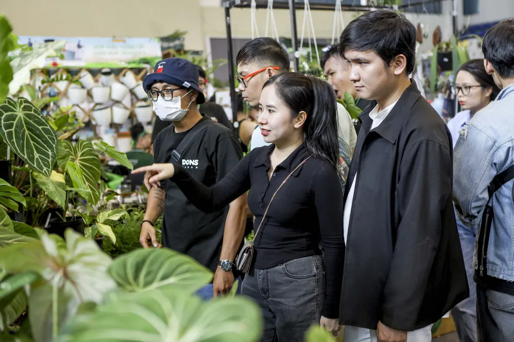 Hội chợ thu hút nhiều người mê lá. Nguoi-me-la (12).jpg