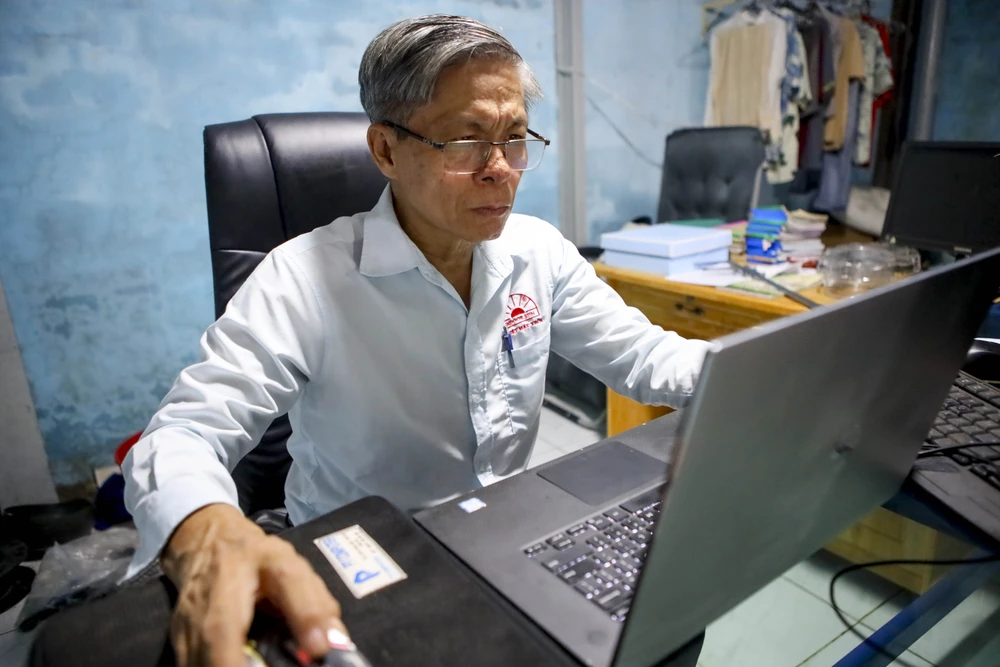 Ông khỏe tự học thiết kế sản phẩm bẫy muỗi