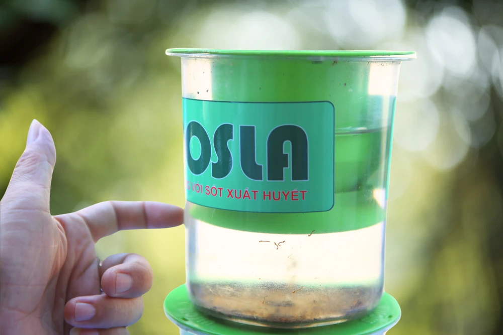 mỗi nhà nên có từ 2-3 chiếc bẫy muỗi và đặt ở nhà vệ sinh, góc tối ấm để tiêu diệt muỗi lâu dài